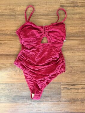 Cupshe NWT Women's Textured Cranberry One-Piece Swimsuit with Front Keyhole